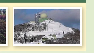雪に覆われた山頂にある気象レーダー施設