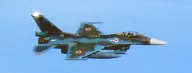 青空を飛行する戦闘機（F-2）の写真