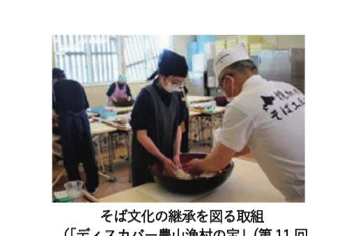 そば打ち体験をしている人々