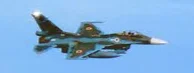 青空を背景に飛行する戦闘機