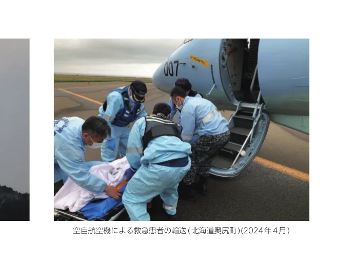 空自航空機による救急患者の輸送の様子を写した写真（2024年4月、北海道奥尻町）
